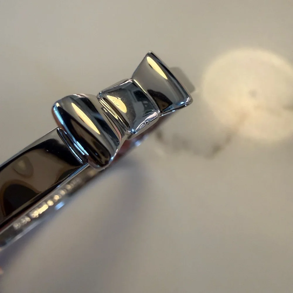 NWOT Kate Spade Silver Bow Bangel - Picture 2 of 3